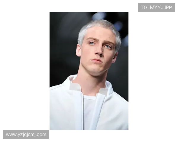 阿诺德再度演绎经典魅力 2025秋季Calvin Klein广告展现完美身材 阿诺德再度演绎经典魅力 2025秋季Calvin Klein广告展现完美身材