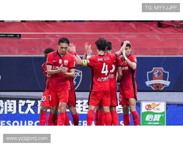 海港今日训练前党总支书记沙良昌为李帅颁发百场纪念球衣致敬球员里程碑